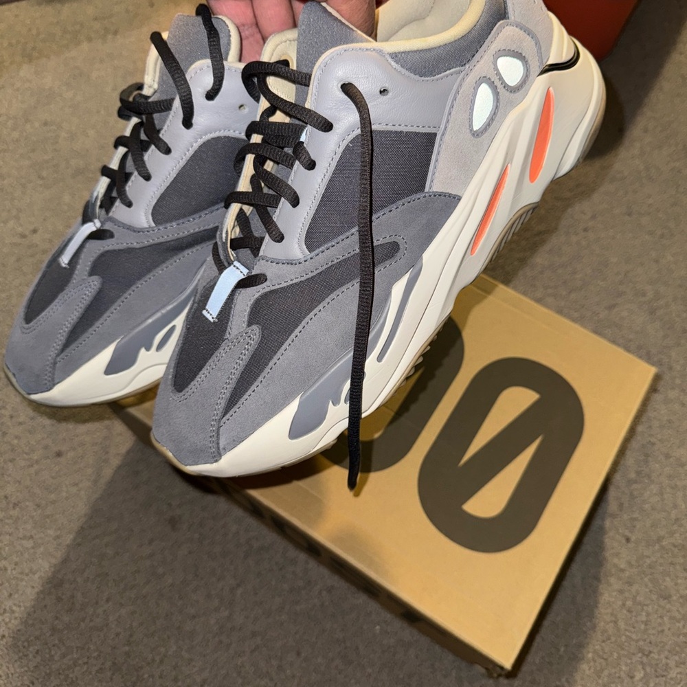 Yezzy 700 - Picture 4 of 12